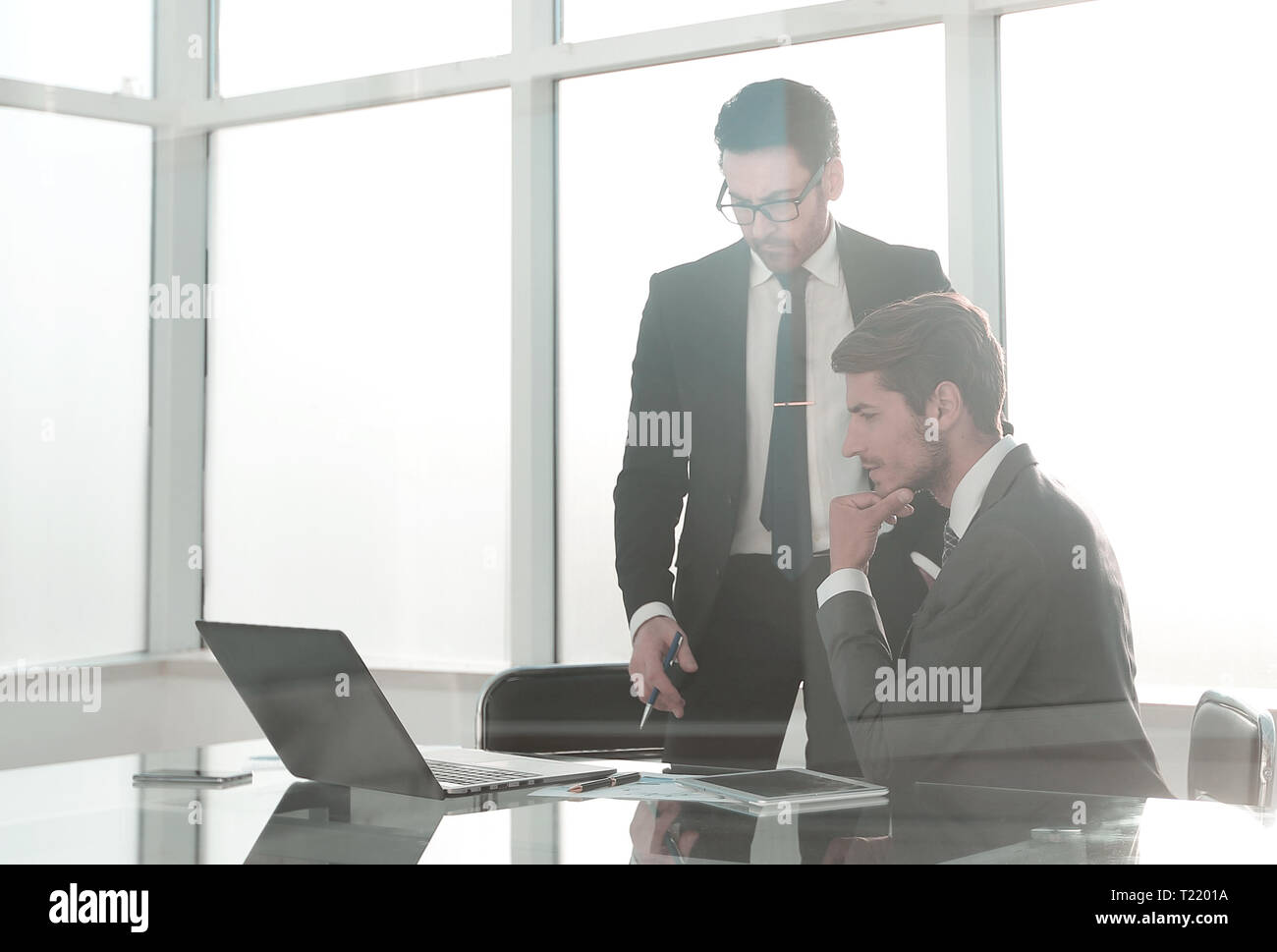 employees are discussing work issues Stock Photo Alamy
