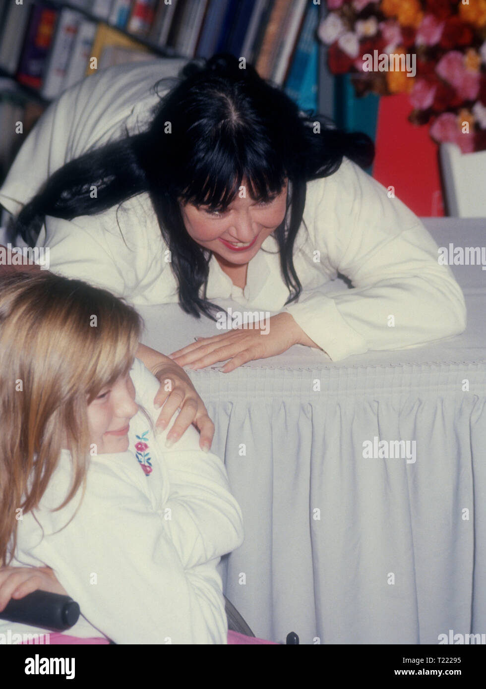 TORRANCE, CA MARCH 7 Comedian Roseanne Signs her New Book 'My Lives