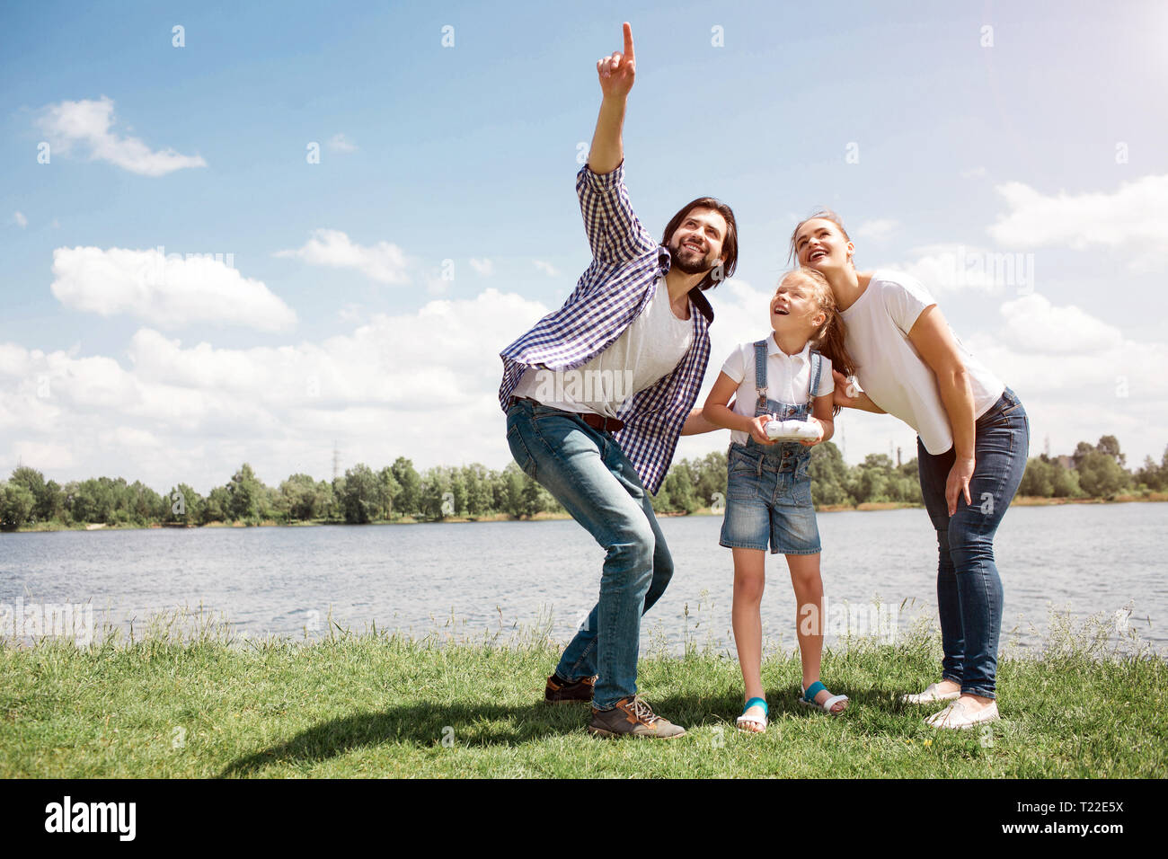 Sky parents. Родители отражаются в детях. Люди обнимаются семья. Семейные объятия. Фото радостной семьи.