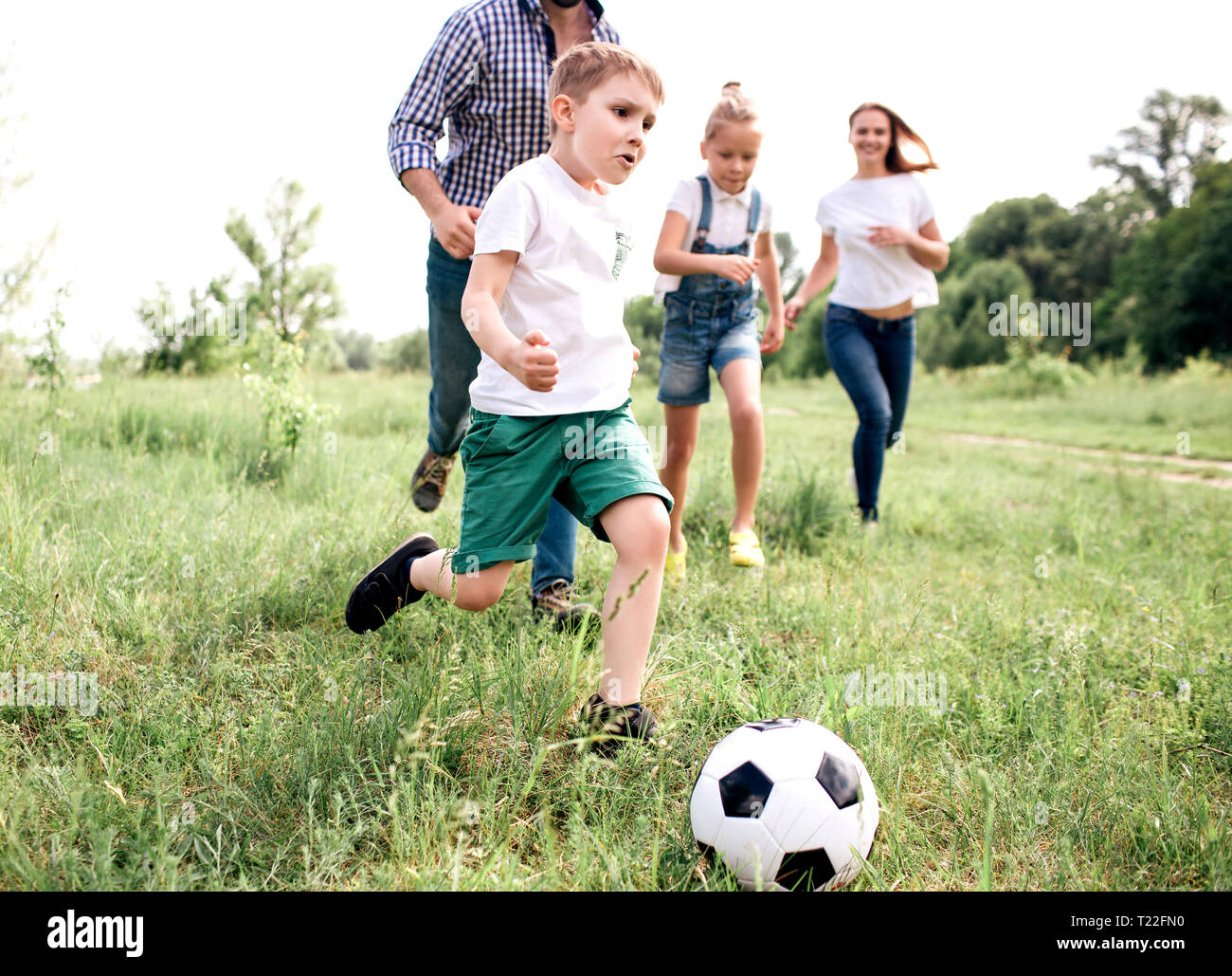 He play football with his friends. футбол с папой. Play with friends картинка. футбол мультяшные. футбол дети и взрослые.
