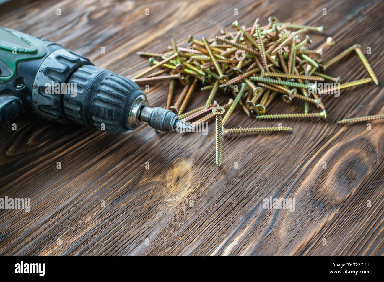 https://c8.alamy.com/comp/T22GHH/drill-screws-and-dowels-on-wood-background-copy-space-T22GHH.jpg