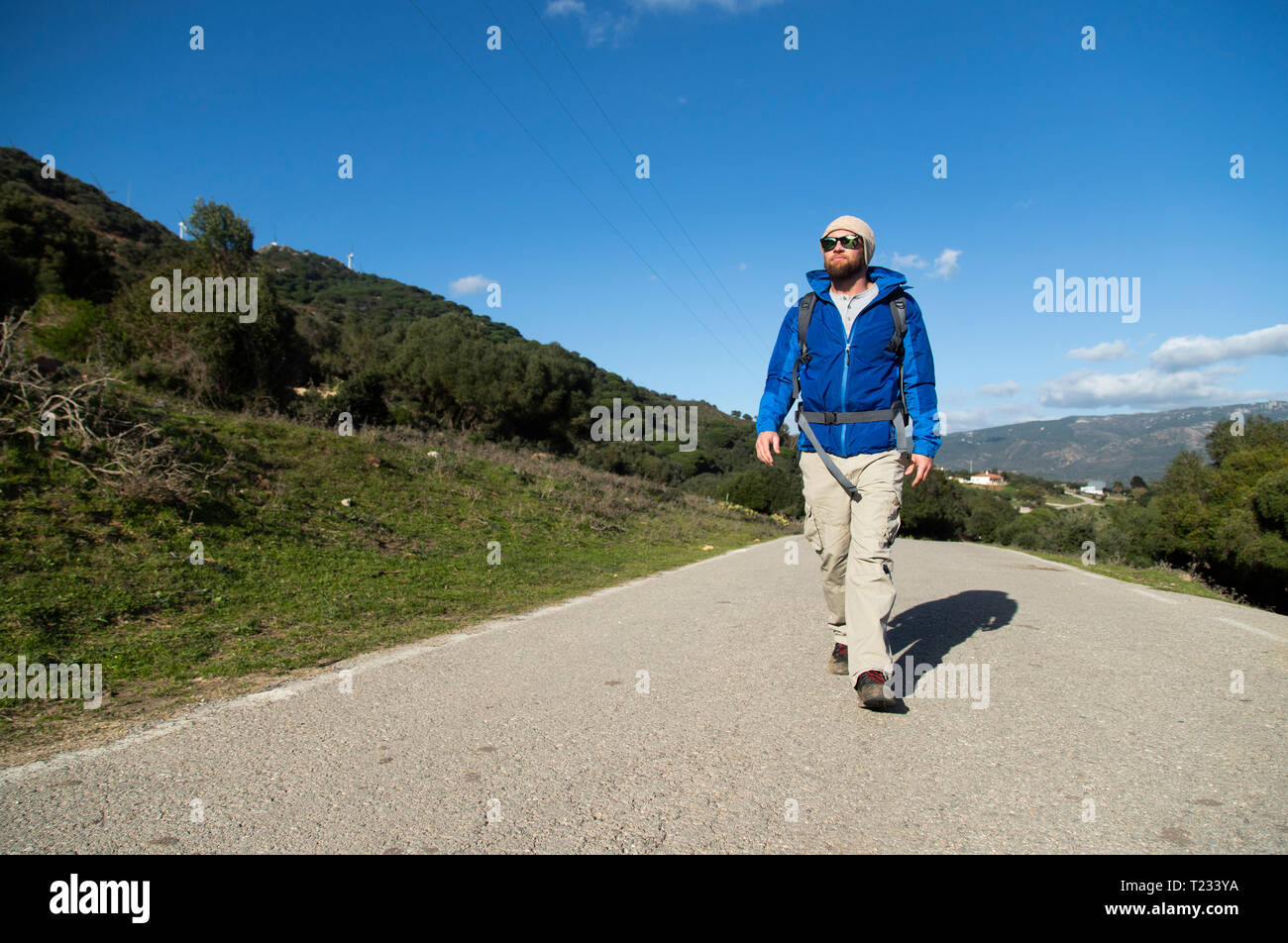 Spanien, Andalusien, Tarifa, Mann beim wandern, Wanderung Stock Photo