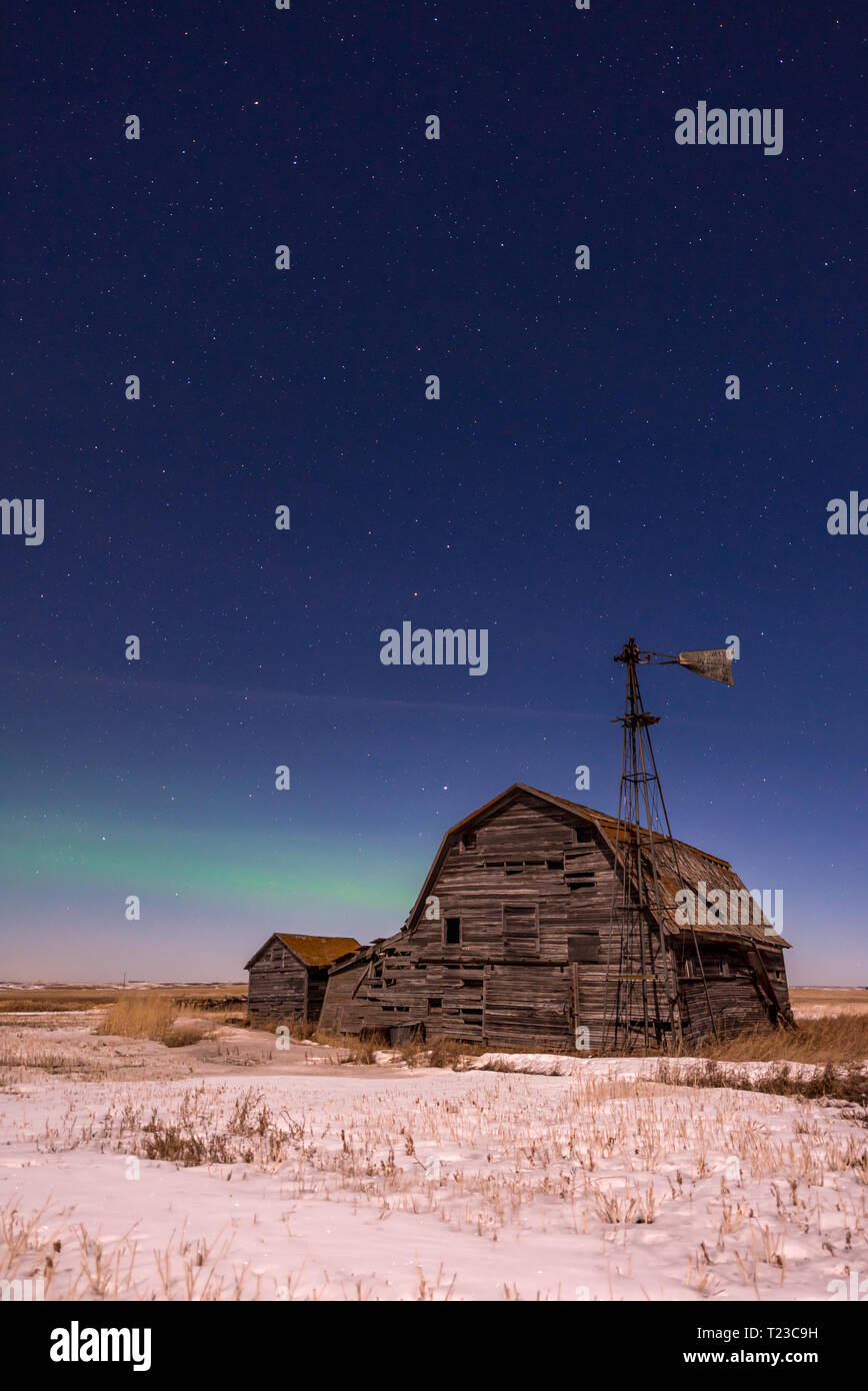 Northern Lights over vintage barn, bins and windmill in Saskatchewan Stock Photo