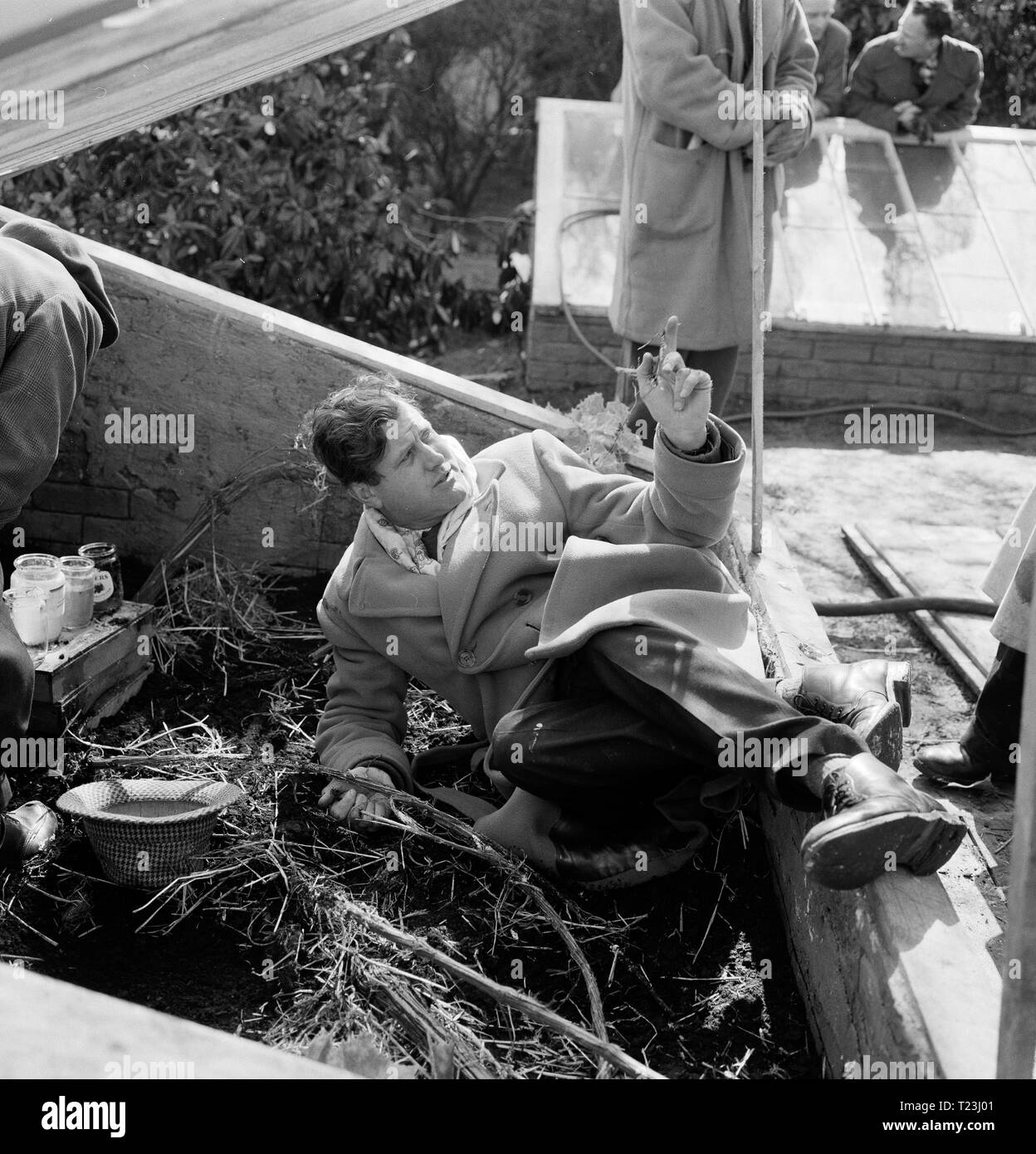Graham Peter Filming The Cracksman (1963) Film Director Peter Graham Scott, Date: 1963 Stock ...