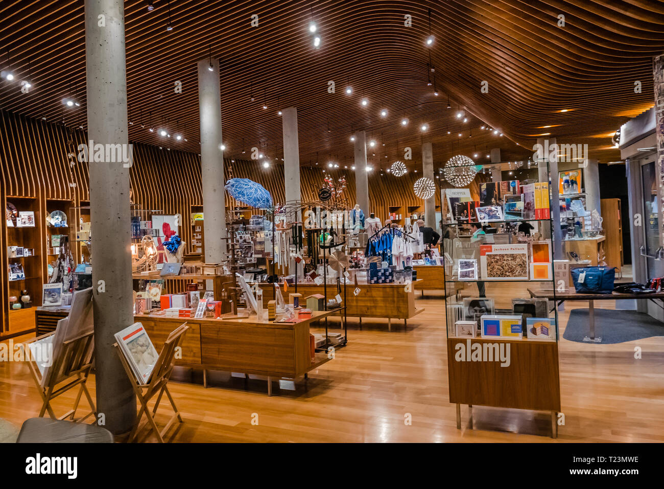 crystal bridge museum gift shop Stock Photo Alamy