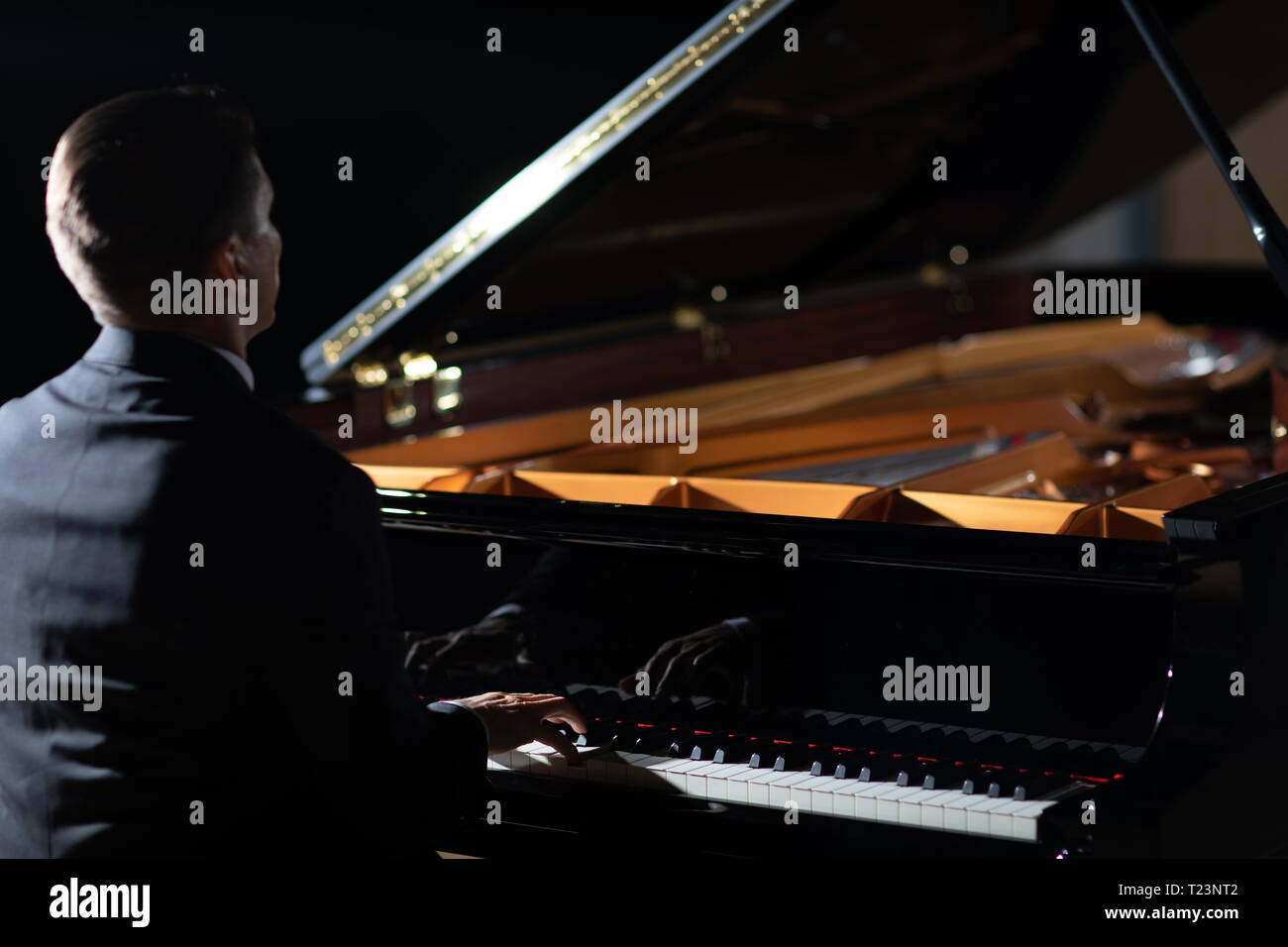 Playing Piano Suit Stock Photos & Playing Piano Suit Stock Images - Alamy
