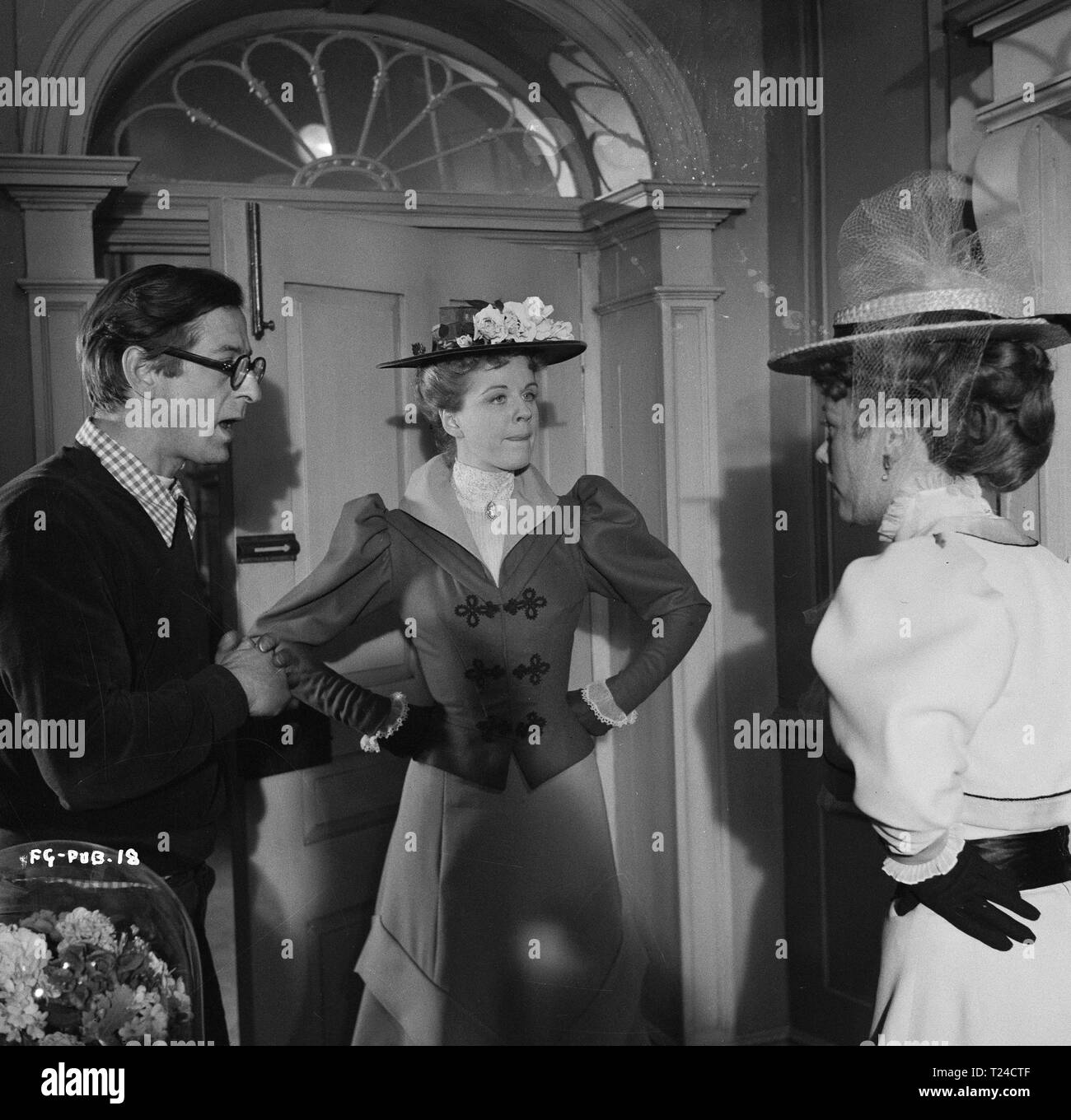 The Magic Box (1952)  Film director John Boulting, Margaret Johnston, Glynis Johns,     Date: 1952 Stock Photo