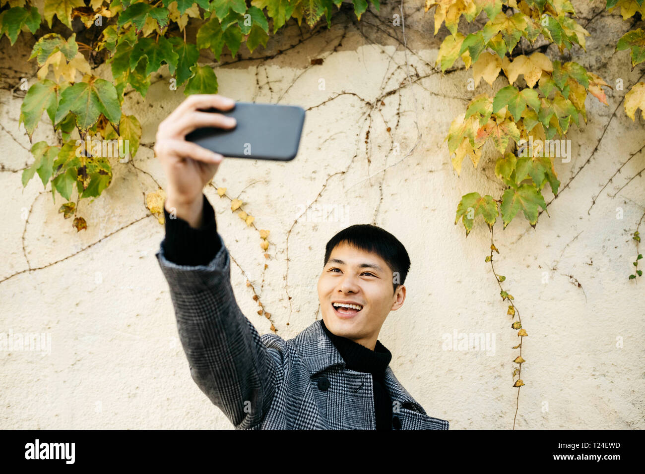 Man taking smartphone selfie hi-res stock photography and images - Alamy