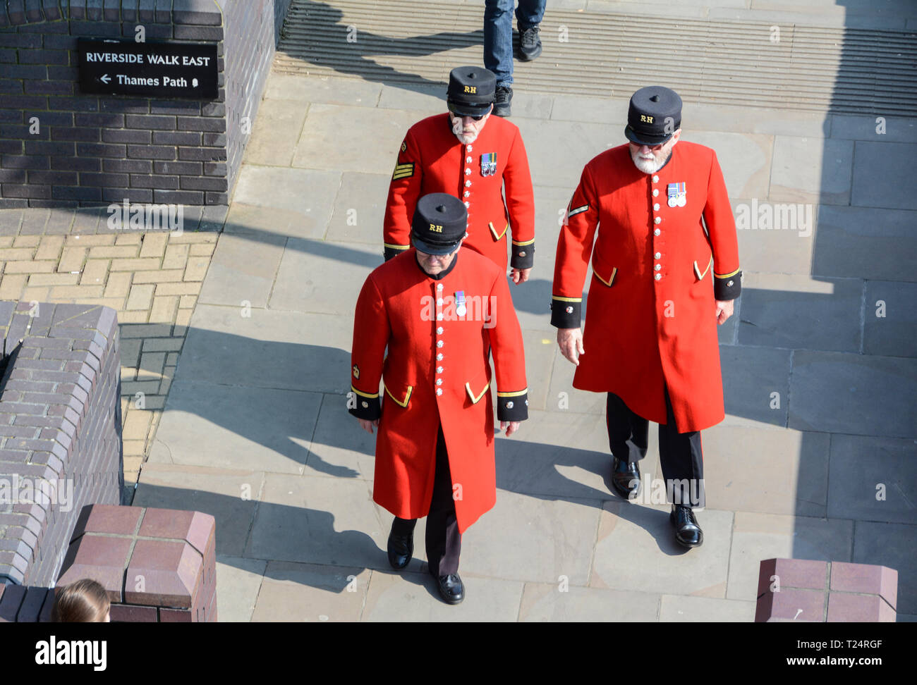 chelsea-pensioners-from-the-royal-hospital-chelsea-wearing-their