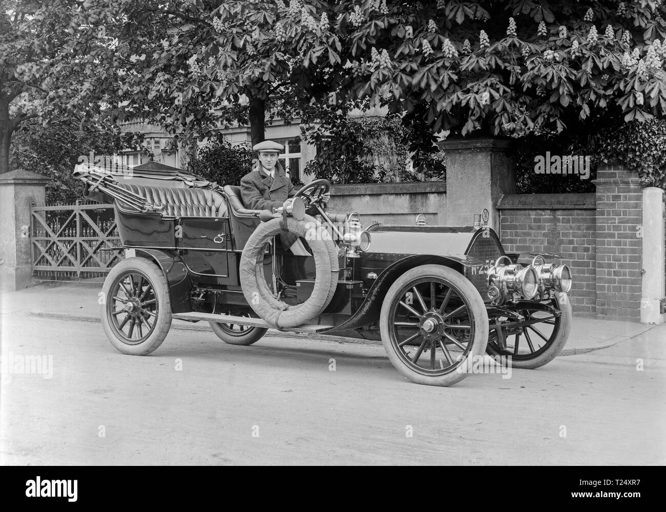 A Darracq 20/32 Four Cylinder Motor Car, licence plate, or registration plate number  H-2554. Photograph taken in Reading in England in 1906. It has an AA (Automobile Association) radiator badge, number 5464, fitted. Stock Photo