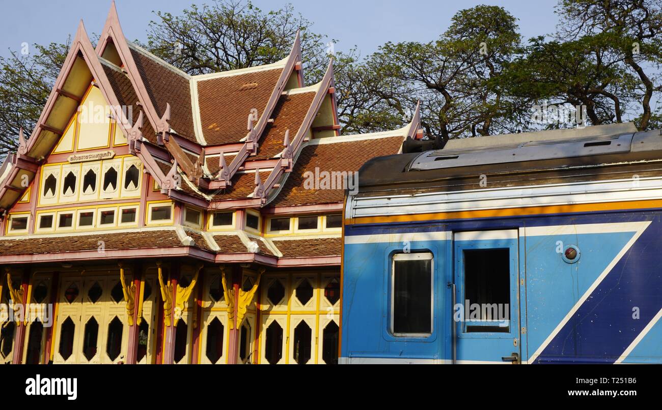 train crossing royal train station of hua hin Stock Photo Alamy