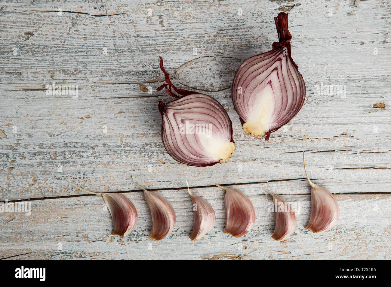 Fresh Garlic Cloves and halved Shallots Stock Photo Alamy
