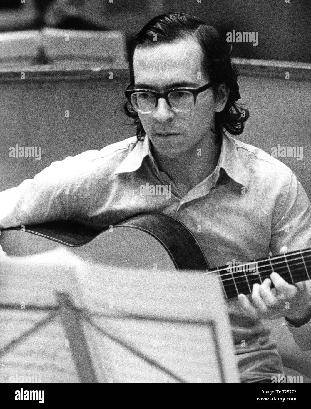The Raging Moon (1971)  John Williams, Guitarist recording music for the film      Date: 1971 Stock Photo