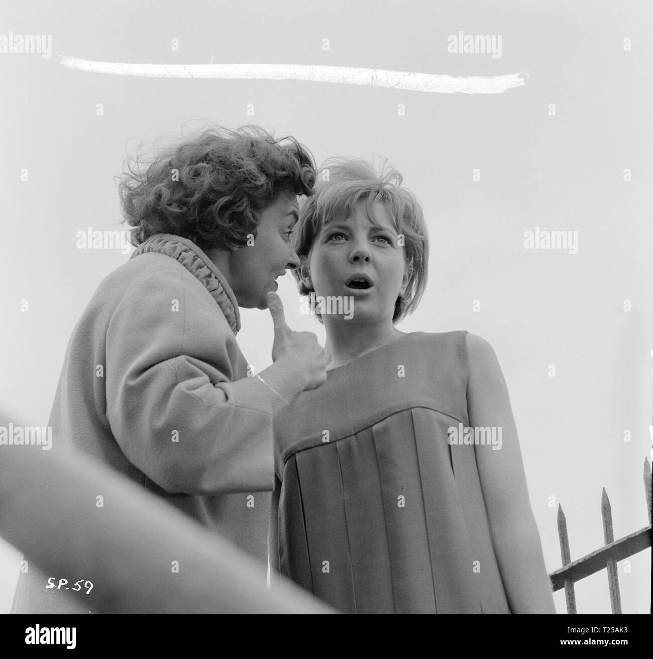 Sparrows Can't Sing (1962) Avis Bunnage, Barbara Ferris,      Date: 1962 Stock Photo