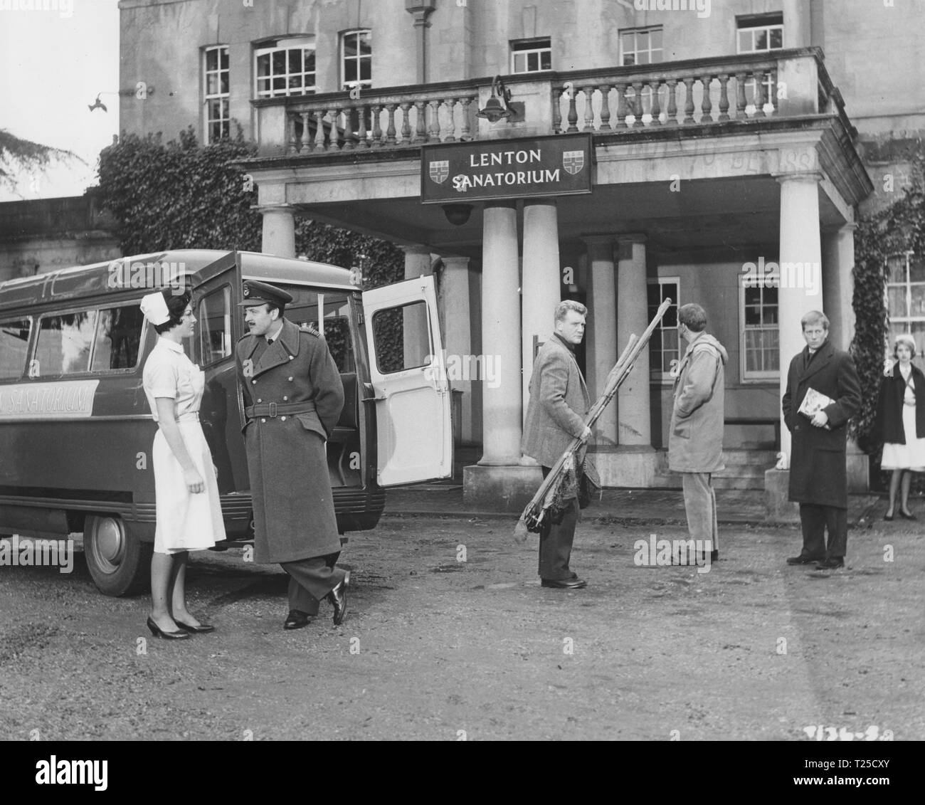 Twice Round the Daffodils (1962)  Donald Sinden, Amanda Reiss, Donald Houston, Lance Percival, Andrew Ray,     Date: 1962 Stock Photo