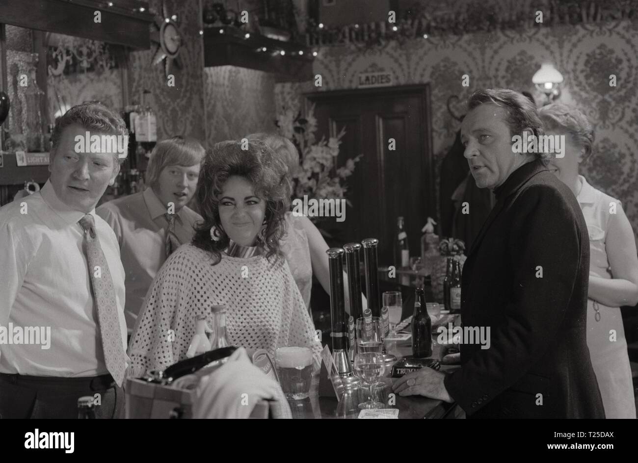 Villain (1971) Elizabeth Taylor, Richard Burton, Date: 1971 Stock Photo ...