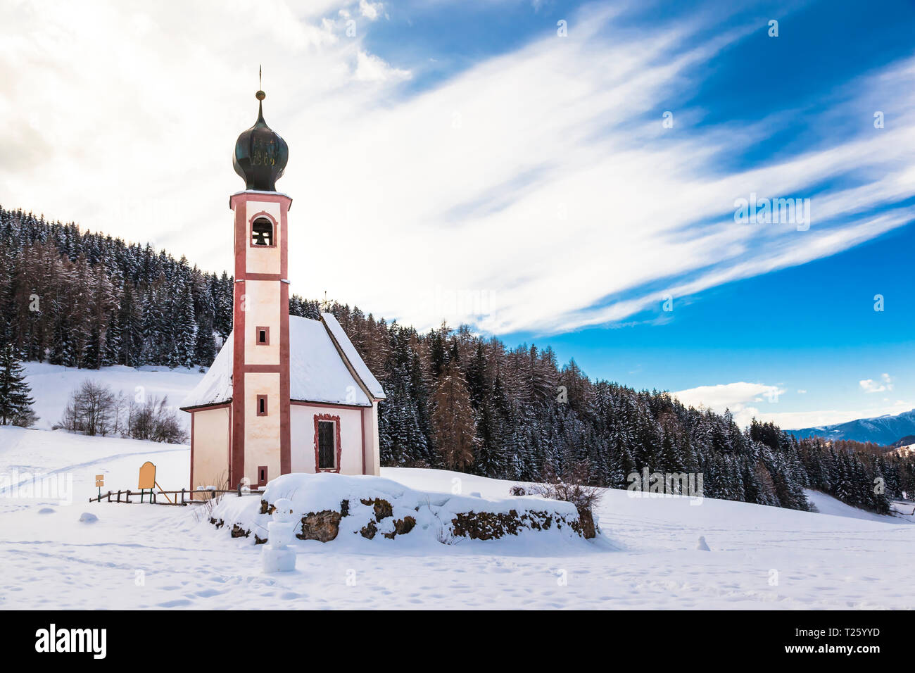 Italy, Trentino Alto-Adige, Val di Funes, Santa Maddalena, San Giovanni in Ranui chapel on a sunny winter day Stock Photo