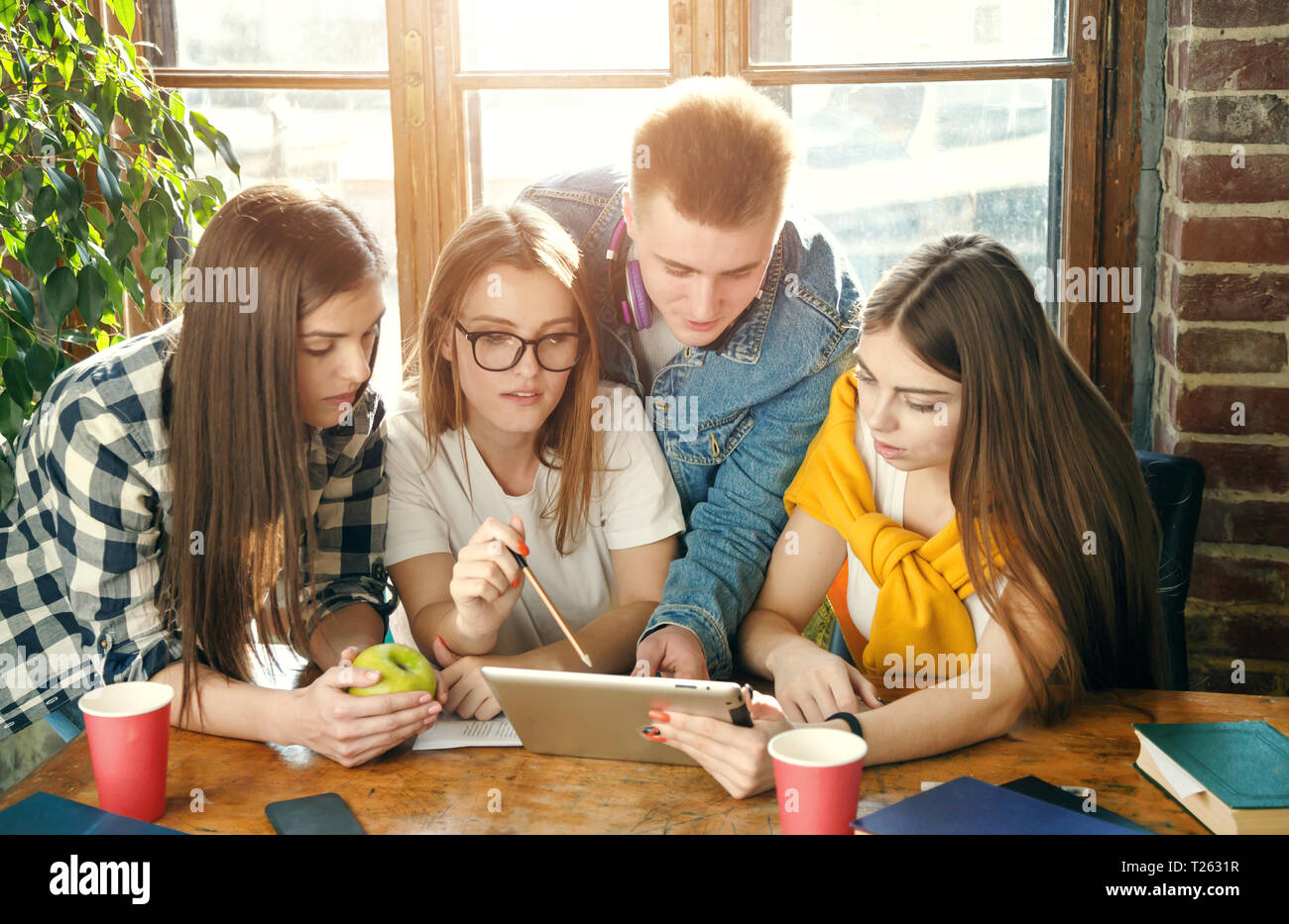 подростки в школе. общение подростков в школе. подростки в школе. лекция для подростков. подростки за столом.