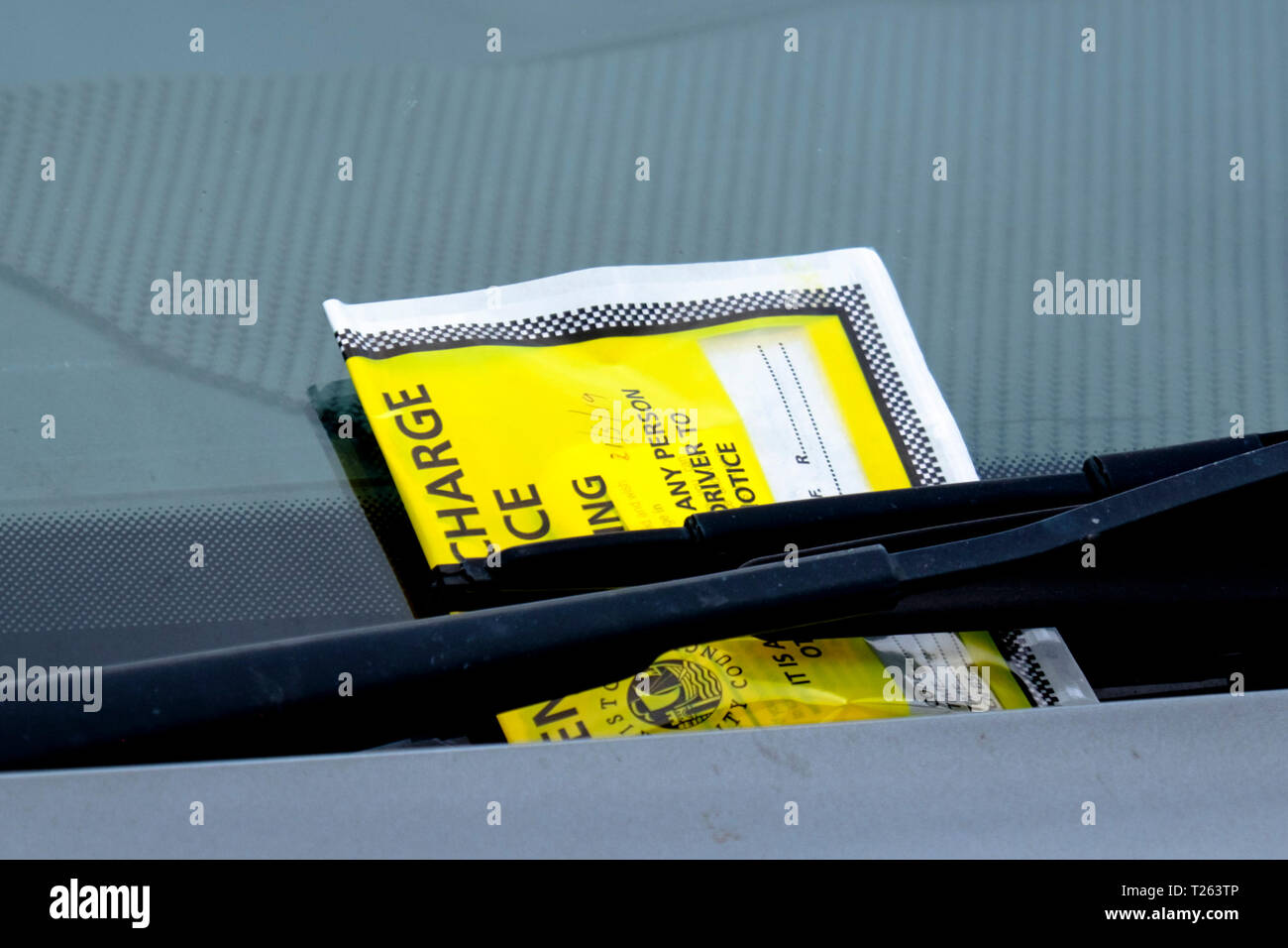 How To Guide To Fitting Windscreen Wiper Blades Halfords UK