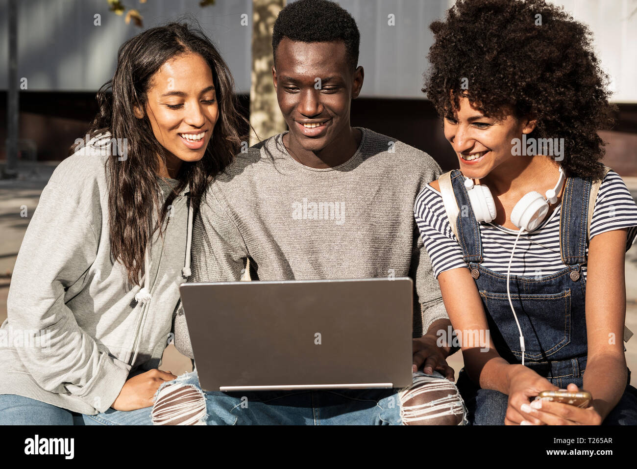 Friends sitting on a bench hi-res stock photography and images - Alamy