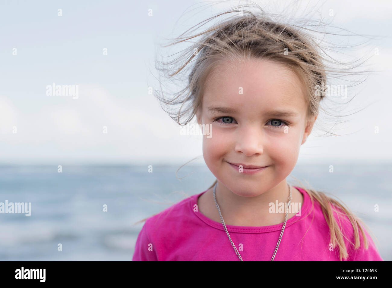 Little girl by sea hi-res stock photography and images - Alamy