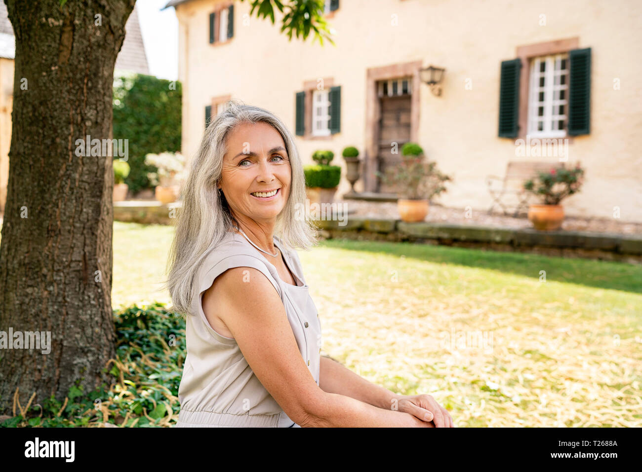 Long grey hair hi-res stock photography and images - Alamy