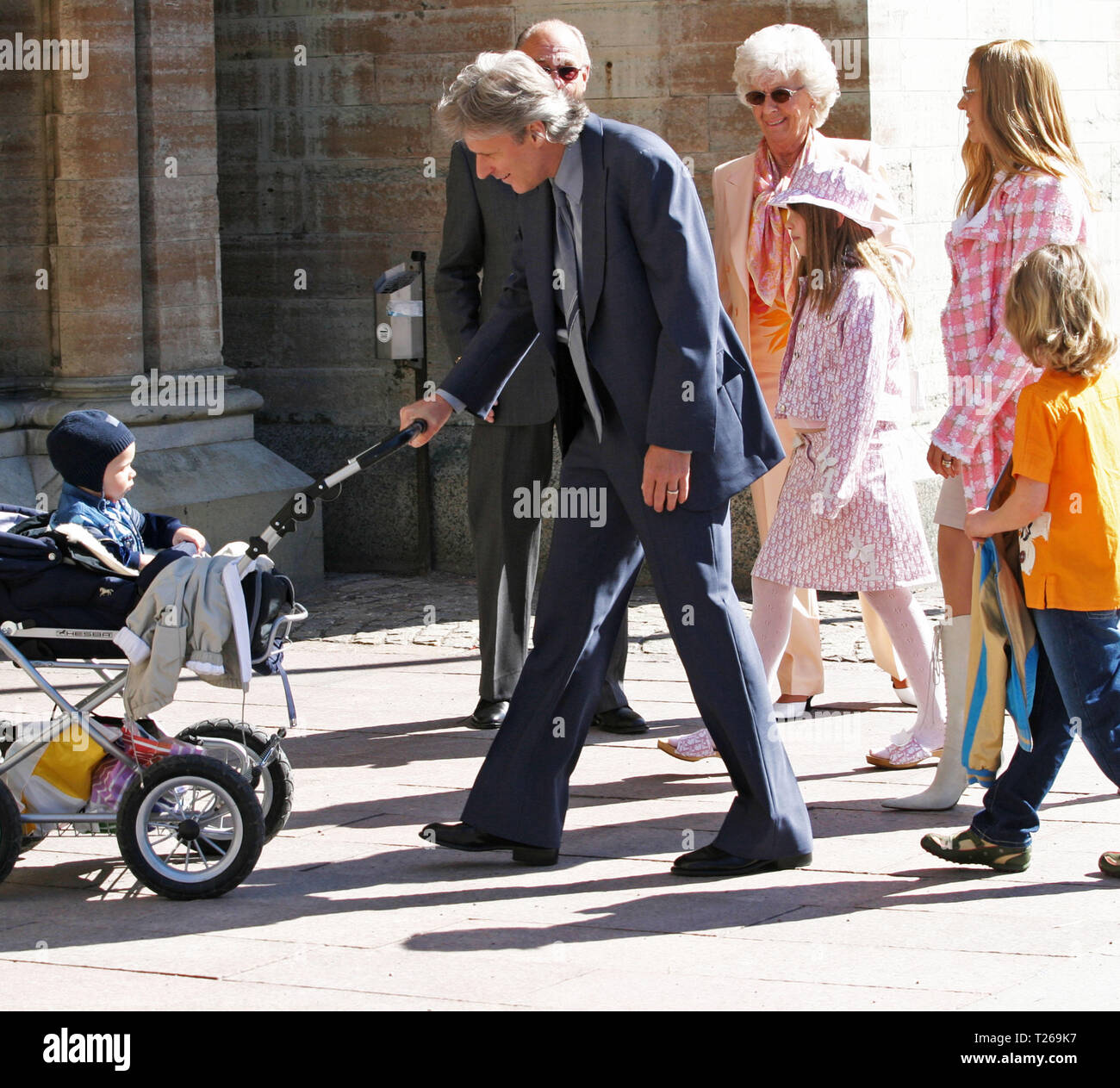 LINKÖPING 2004-04-24 Former tennis player Björn Borg with his son Leo Borg,  Patricia's children Bianca and Casper 7 and 9 years old, together with  Björn's parents Margareta and Rune Borg, on their