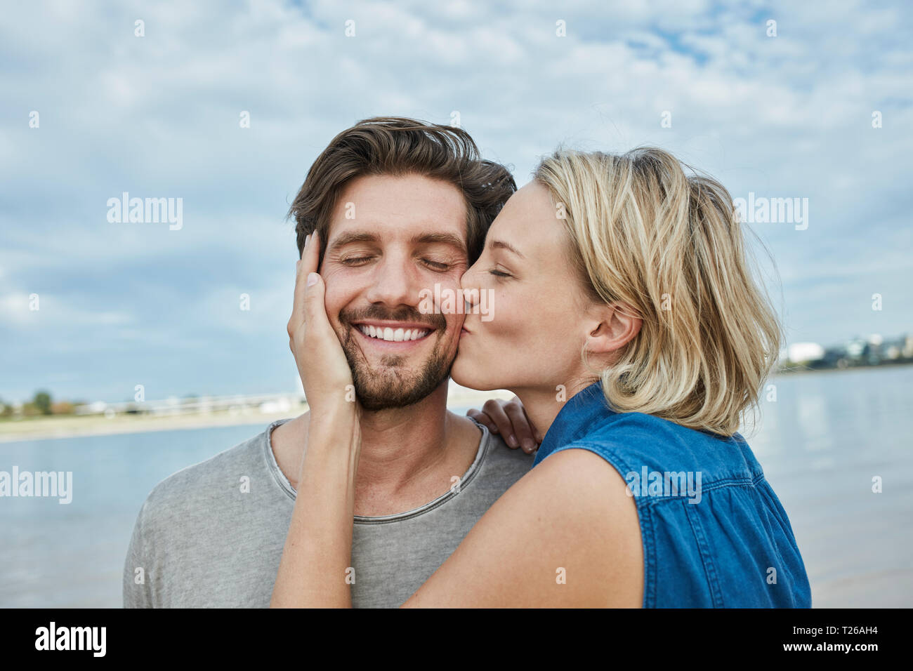 Couple young beach kissing hi-res stock photography and images - Alamy