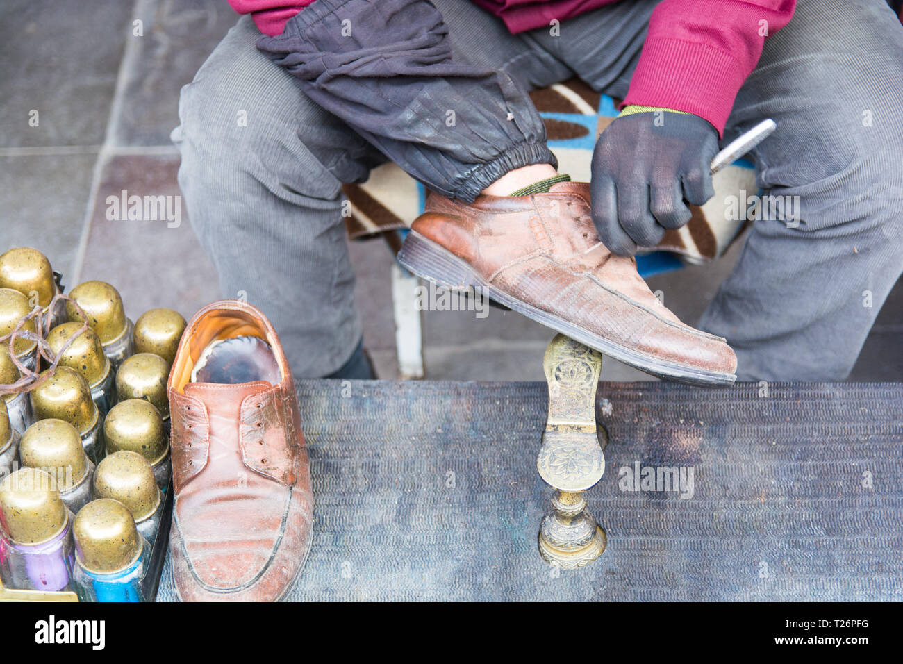 shoe painter master. leather shoe painting and repair Stock Photo Alamy