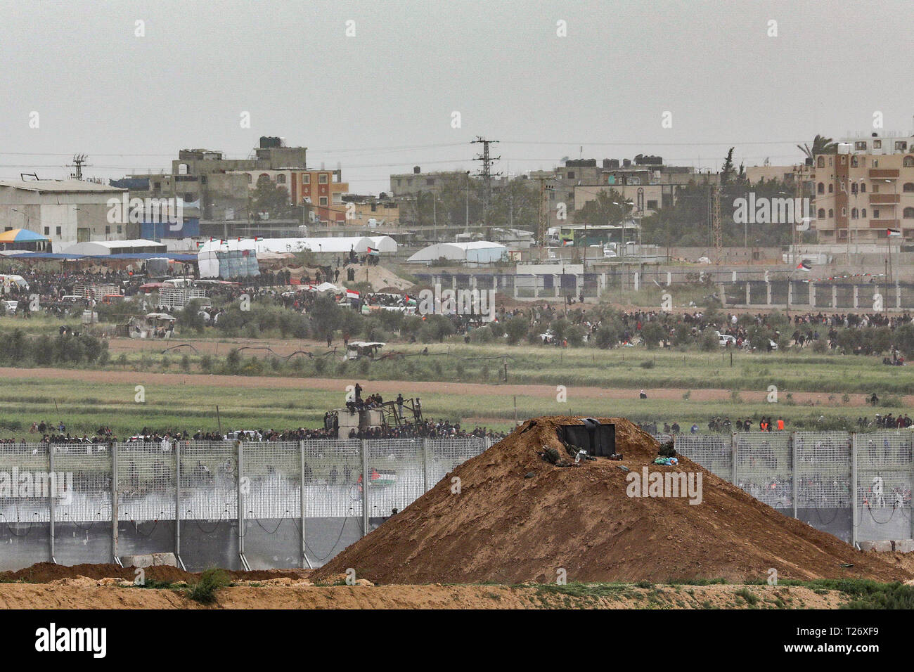 Nahal Oz. 30th Mar, 2019. Israeli soldiers take positions at the security fence next to Nahal Oz, facing the Gaza neighborhood of Shjaaia, on March 30, 2019, as Palestinians mark the Land Day and the first anniversary of the Palestinian Great March of Return. Credit: JINI/Xinhua/Alamy Live News Stock Photo