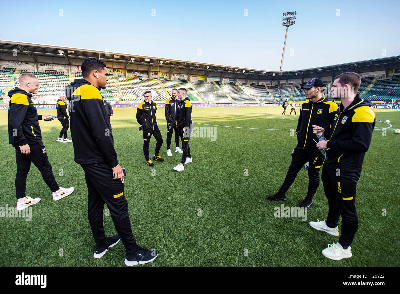 DEN HAAG, 30-03-2019, Cars Jeans Stadion, season 2018 / 2019, Vitesse  players inspecting the pitch before the match ADO Den Haag- Vitesse Credit:  Pro Shots/Alamy Live News Credit: Pro Shots/Alamy Live News