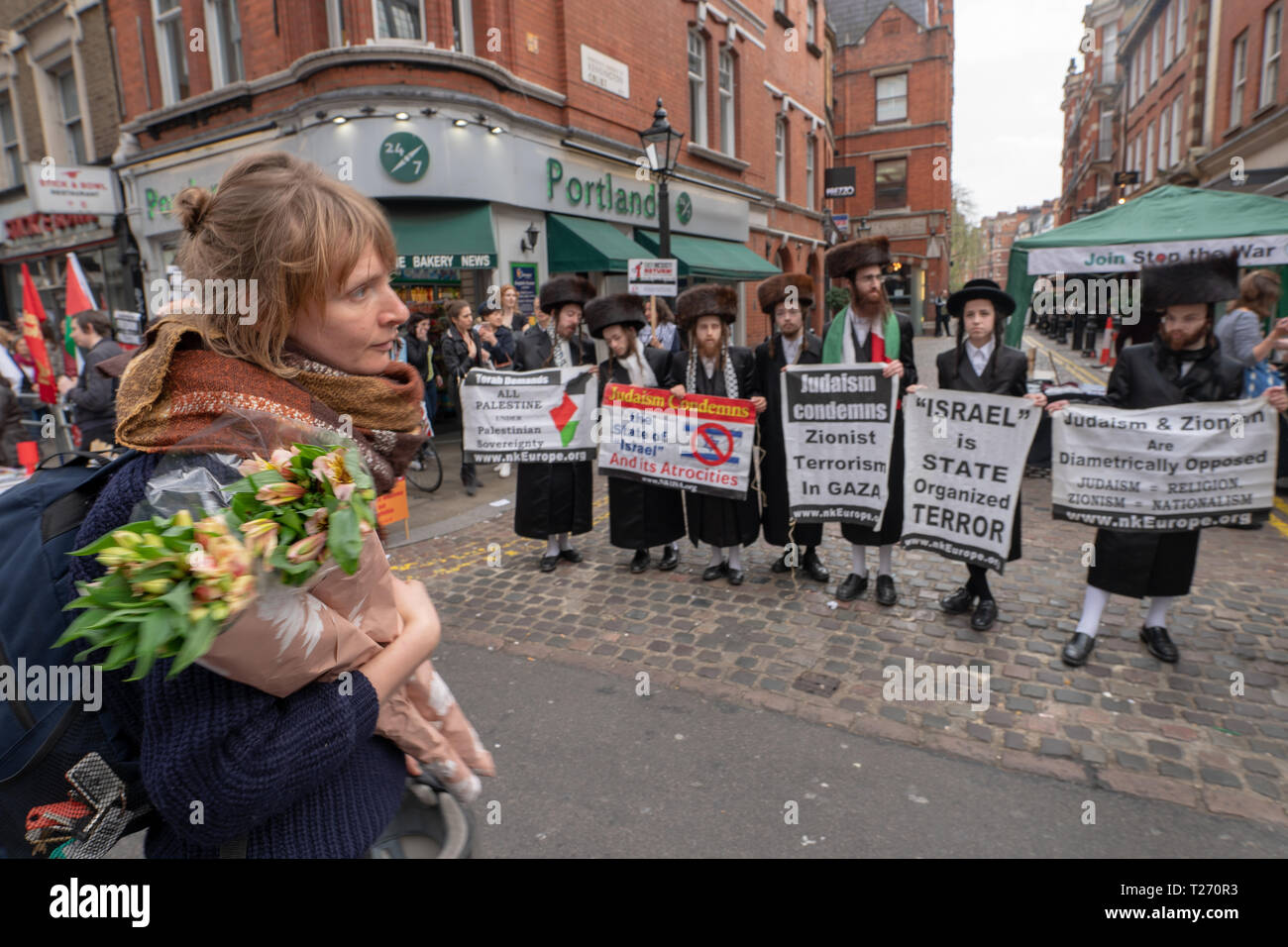 London, UK. 30th March 2019. Orthodox Jewish protesters at a pro-Palestine demonstration (Exist, Resist Return) outside the Israel embassy in London. Photo date: Saturday, March 30, 2019. Photo: Roger Garfield/Alamy Live News Credit: Roger Garfield/Alamy Live News Stock Photo