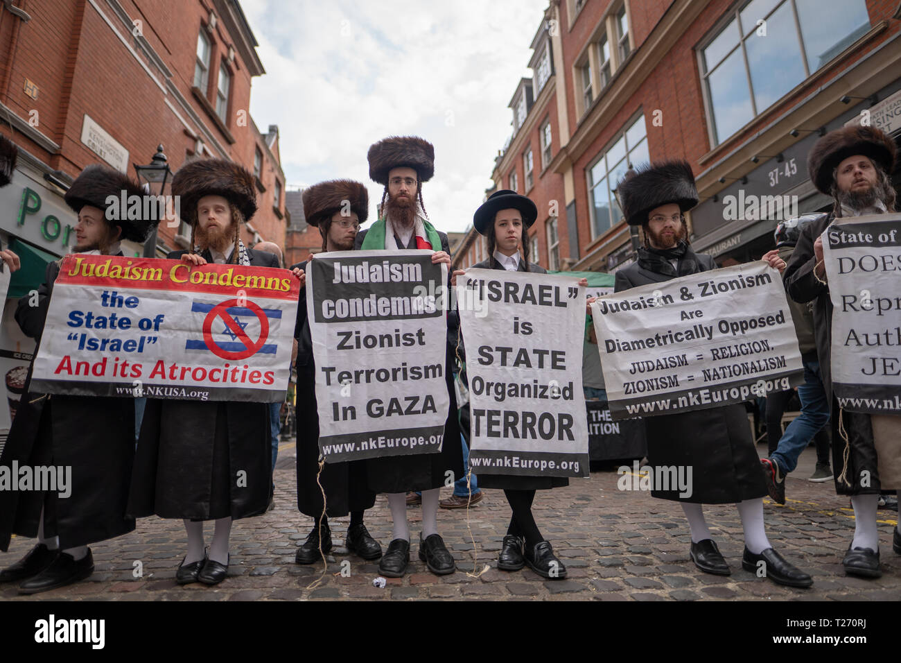 London, UK. 30th March 2019. Orthodox Jewish protesters at a pro-Palestine demonstration (Exist, Resist Return) outside the Israel embassy in London. Photo date: Saturday, March 30, 2019. Photo: Roger Garfield/Alamy Live News Credit: Roger Garfield/Alamy Live News Stock Photo