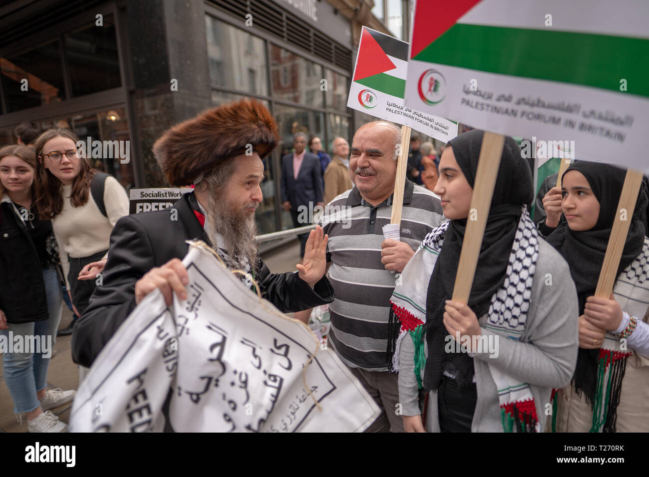 London, UK. 30th March 2019. A, orthodox Jewish protester chats with Palestine supporters at a pro-Palestine demonstration (Exist, Resist Return) outside the Israel embassy in London. Photo date: Saturday, March 30, 2019. Photo: Roger Garfield/Alamy Live News Credit: Roger Garfield/Alamy Live News Stock Photo