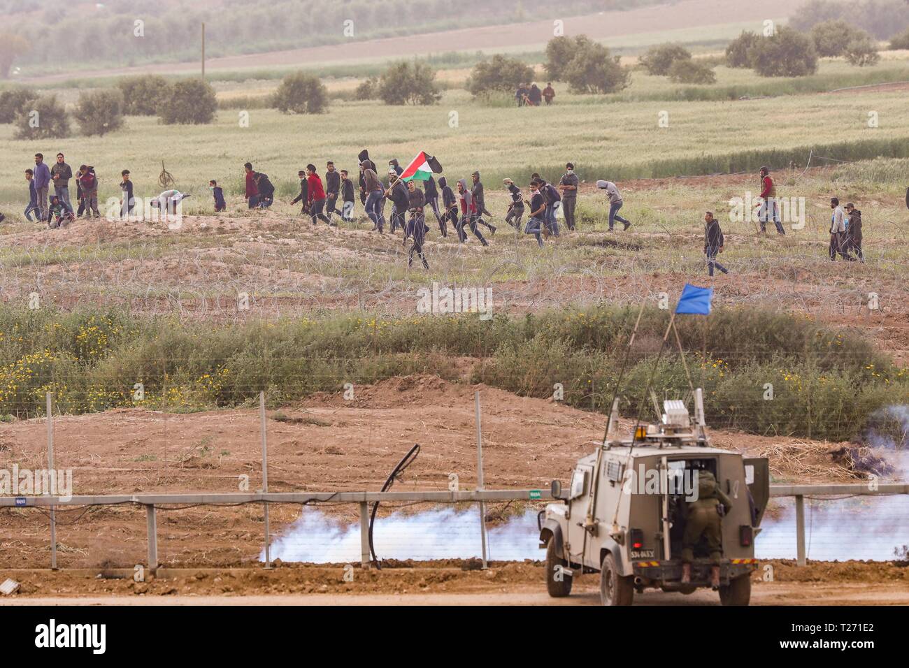 Nahal Oz. 30th Mar, 2019. Palestinian protesters from Gaza strip clash with Israeli soldiers at the security fence next to Nahal Oz, on March 30, 2019, as Palestinian demonstrators mark the first anniversary of the 'Great March of Return' and the Palestinian 'Land Day'. Credit: JINI/Xinhua/Alamy Live News Stock Photo