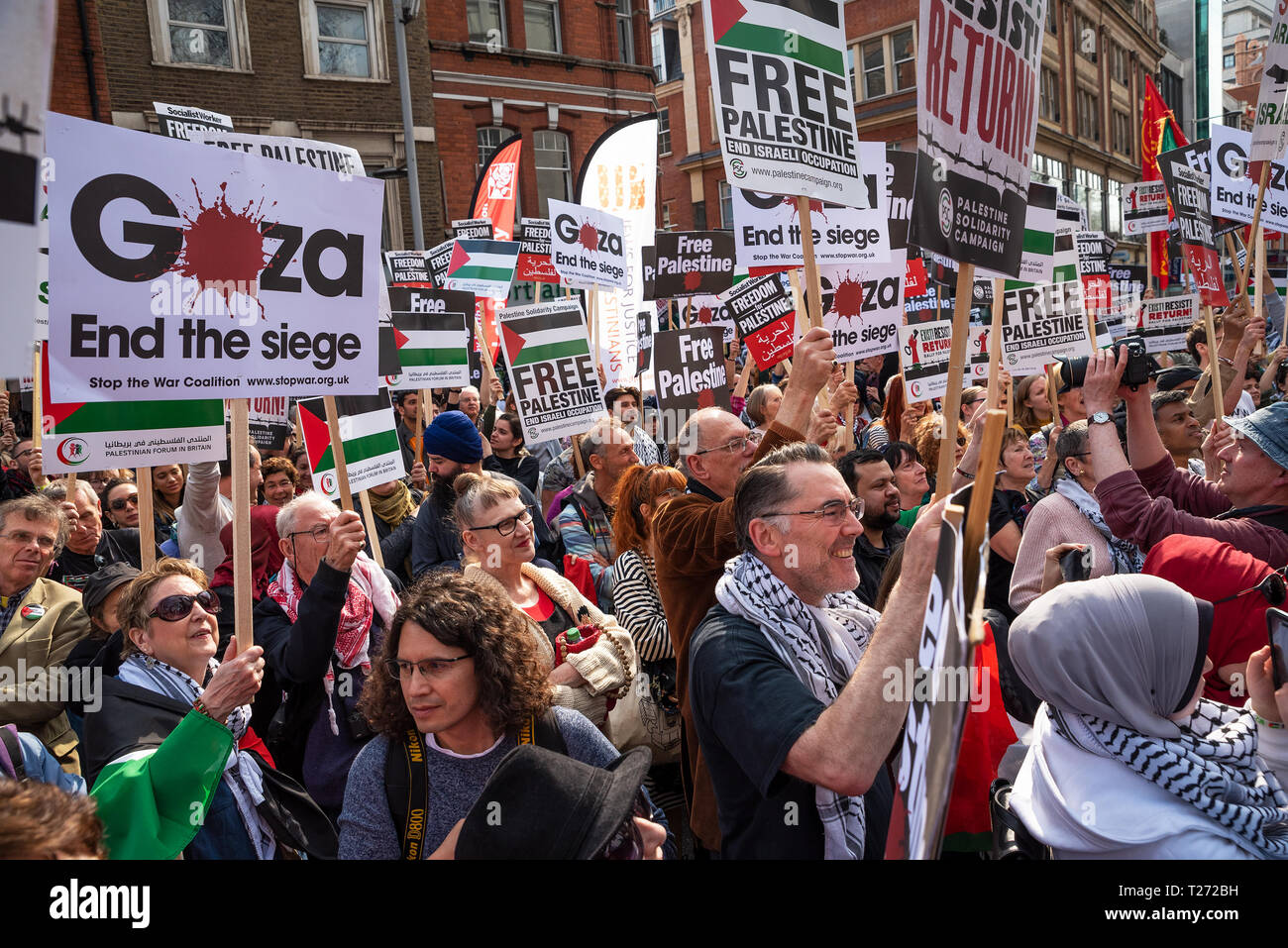 London, UK. 30th March 2019. Rally for Palestine, Exist, Resist and Return. Held outside the Israeli Embassy on Palestinian Land Day. Demanding freedom, justice and equality for the Palestinian people. March 30th also marks the the 1st anniversary of the start of the Great Return March. Organised by: Palestine Solidarity Campaign, Stop the War Coalition, Palestinian Forum in Britain, Friends of Al- Aqsa and Muslim Association of Britain. Credit: Stephen Bell/Alamy Live News. Stock Photo