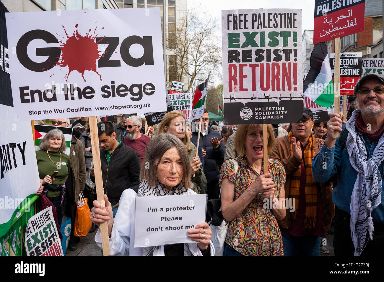 London, UK. 30th March 2019. Rally for Palestine, Exist, Resist and Return. Held outside the Israeli Embassy on Palestinian Land Day. Demanding freedom, justice and equality for the Palestinian people. March 30th also marks the the 1st anniversary of the start of the Great Return March. Organised by: Palestine Solidarity Campaign, Stop the War Coalition, Palestinian Forum in Britain, Friends of Al- Aqsa and Muslim Association of Britain. Credit: Stephen Bell/Alamy Live News. Stock Photo