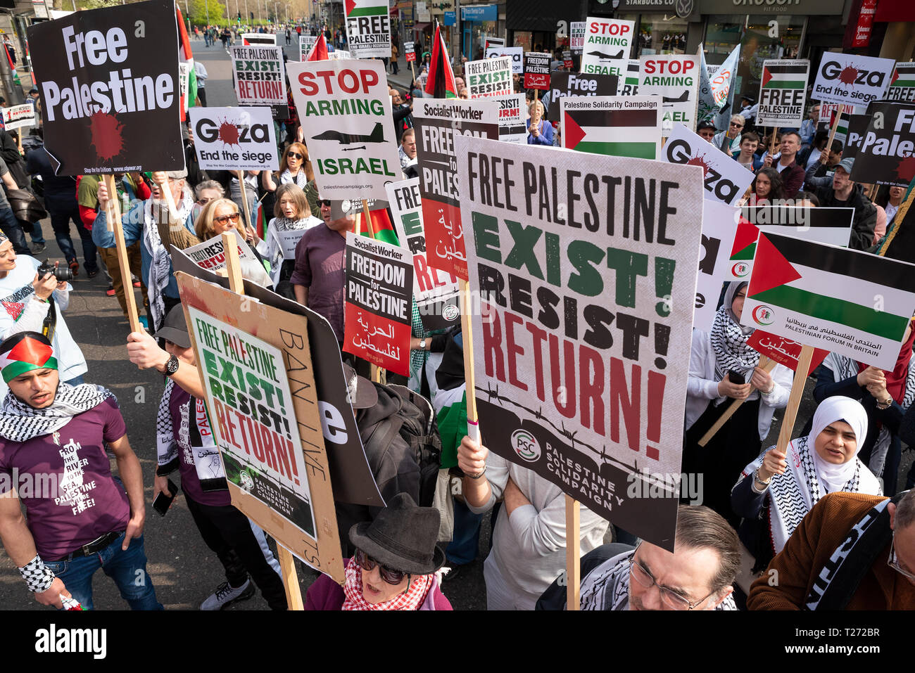 London, UK. 30th March 2019. Rally for Palestine, Exist, Resist and Return. Held outside the Israeli Embassy on Palestinian Land Day. Demanding freedom, justice and equality for the Palestinian people. March 30th also marks the the 1st anniversary of the start of the Great Return March. Organised by: Palestine Solidarity Campaign, Stop the War Coalition, Palestinian Forum in Britain, Friends of Al- Aqsa and Muslim Association of Britain. Credit: Stephen Bell/Alamy Live News. Stock Photo