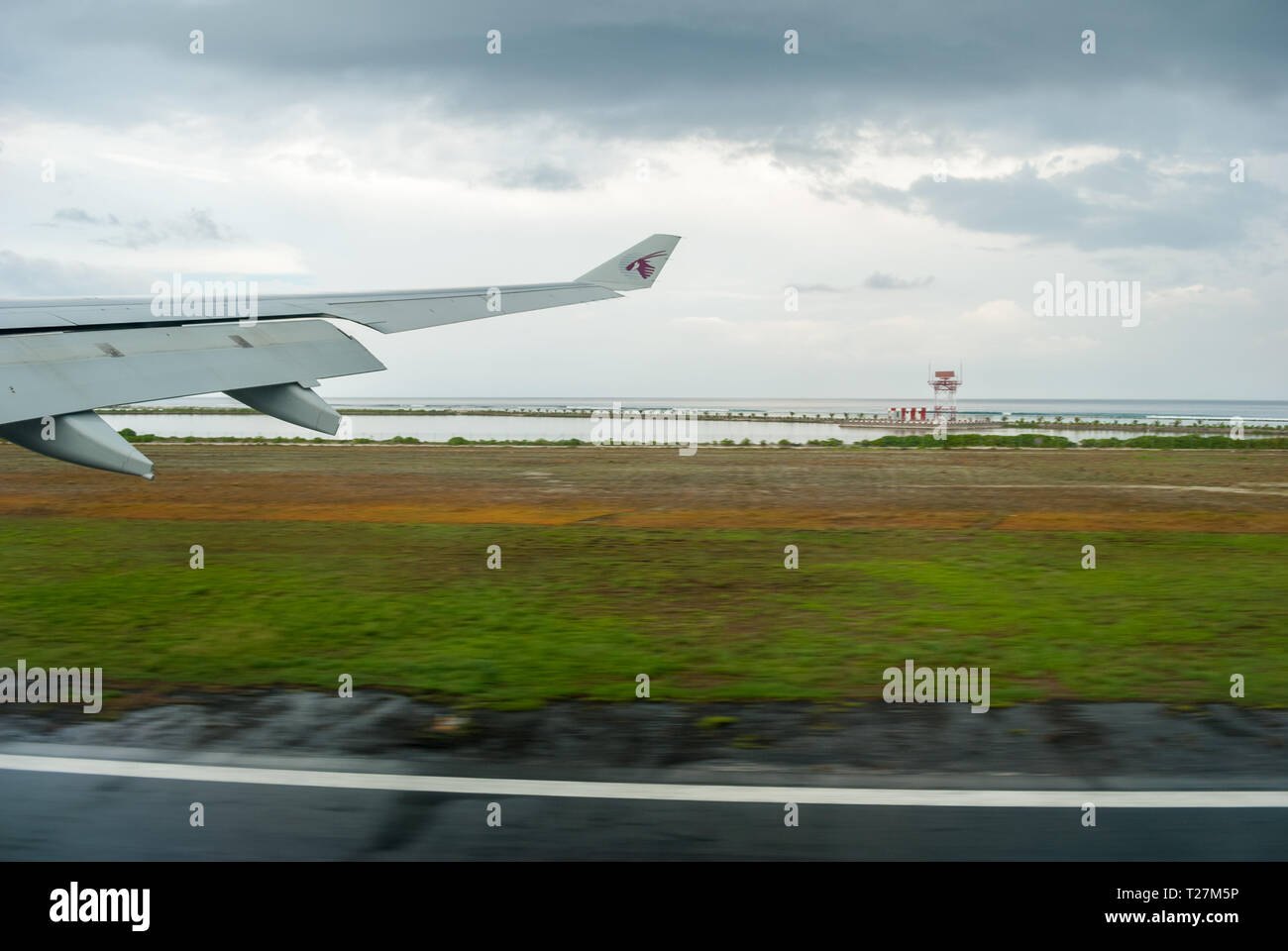 Qatar airways airplane landing hi-res stock photography and images - Alamy