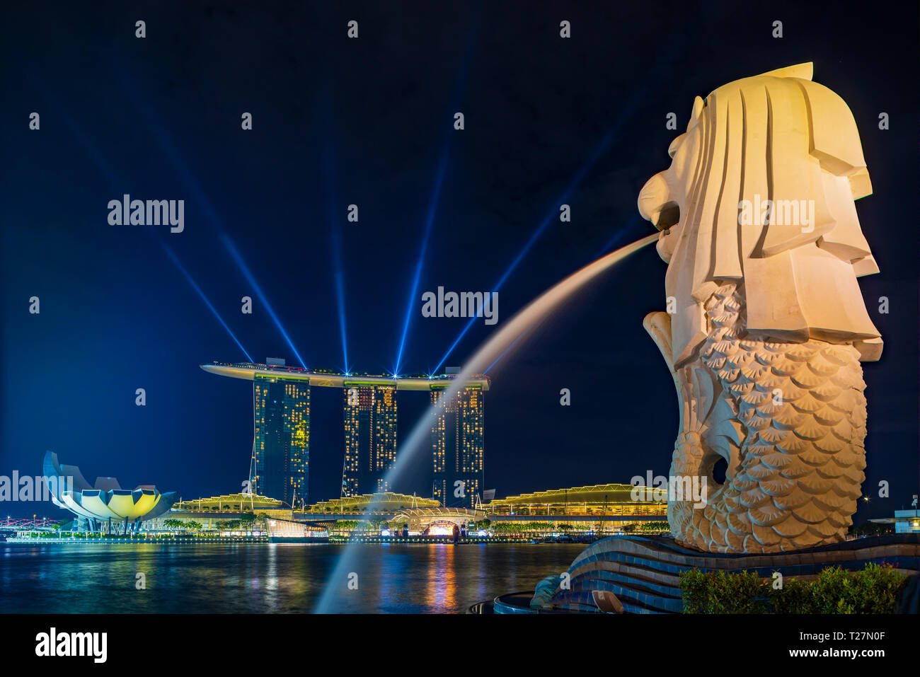 SINGAPORE CITY, SINGAPORE - FEBRUARY 4, 2019: Spectra Light and Water Show  Marina Bay Sands view from the Merlion park Stock Photo - Alamy