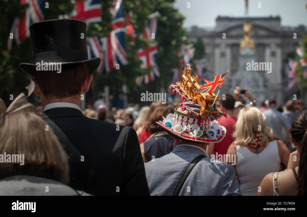 The Crowds Looking up The Mall - The Queen's Birthday Parade. Stock Photo