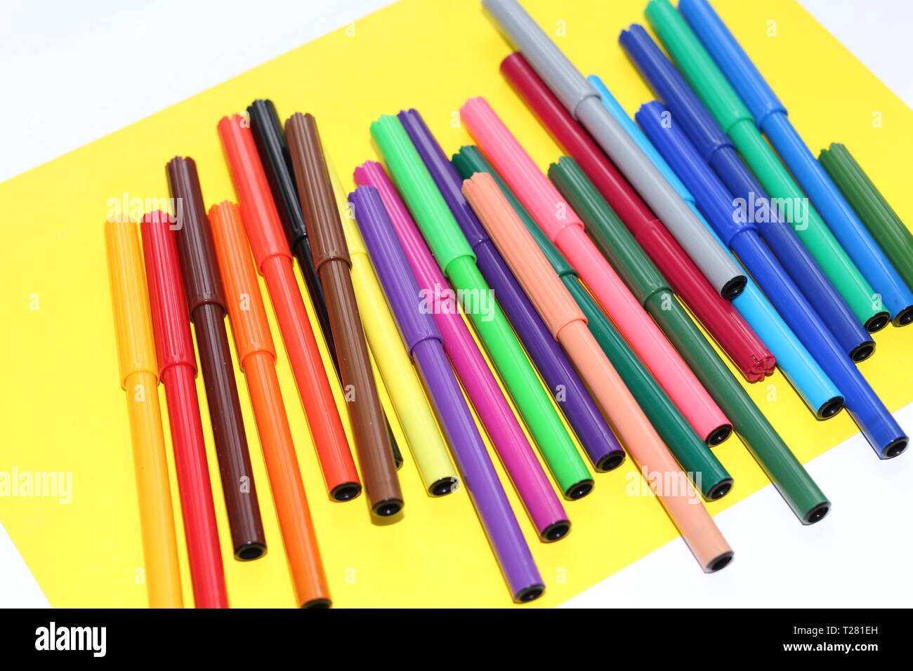 https://c8.alamy.com/comp/T281EH/markers-are-scattered-on-the-table-multi-color-markers-for-drawing-draw-children-schoolchildren-students-and-office-workers-T281EH.jpg