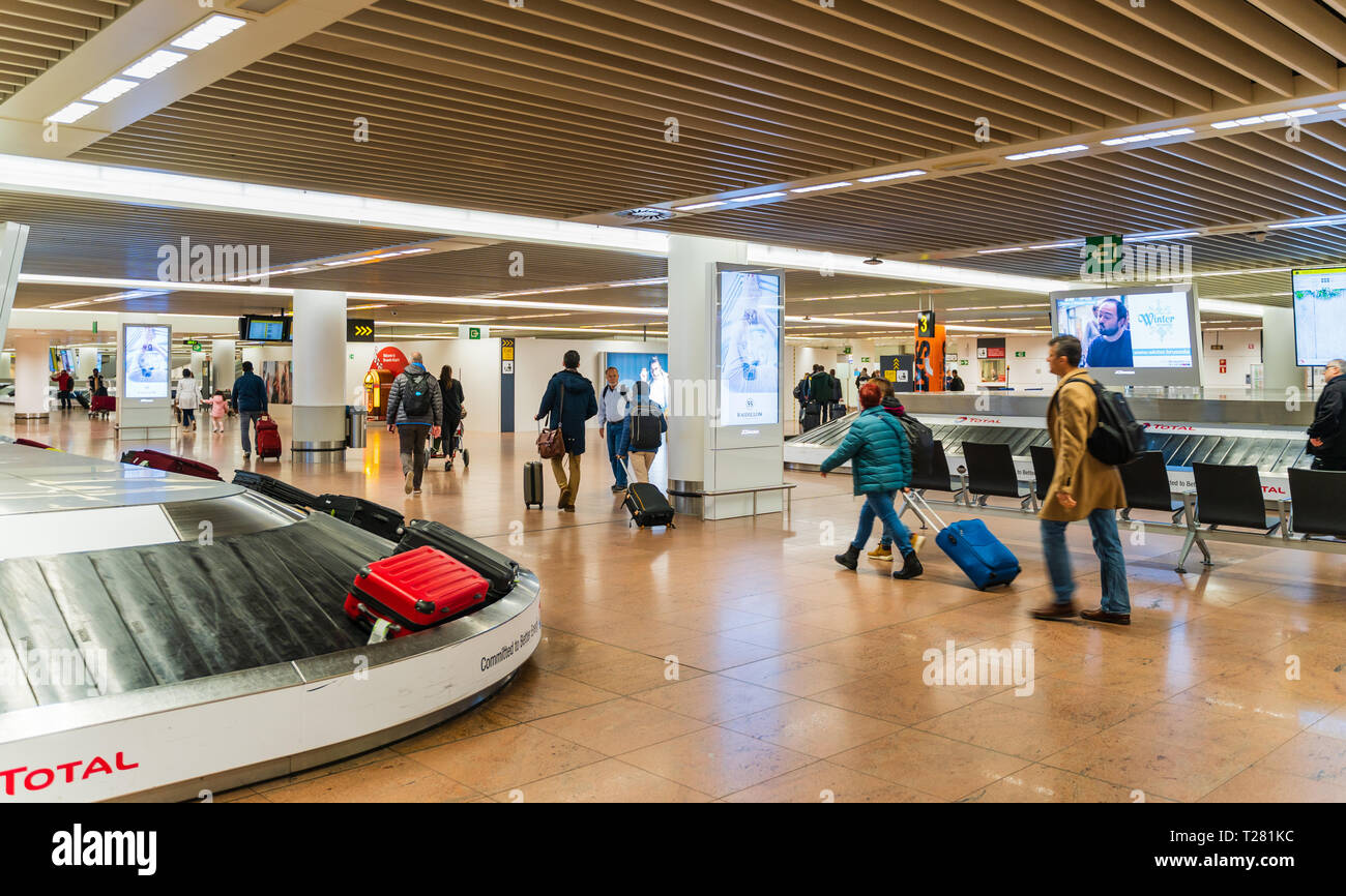 Passengers collecting luggage hires stock photography and images Alamy