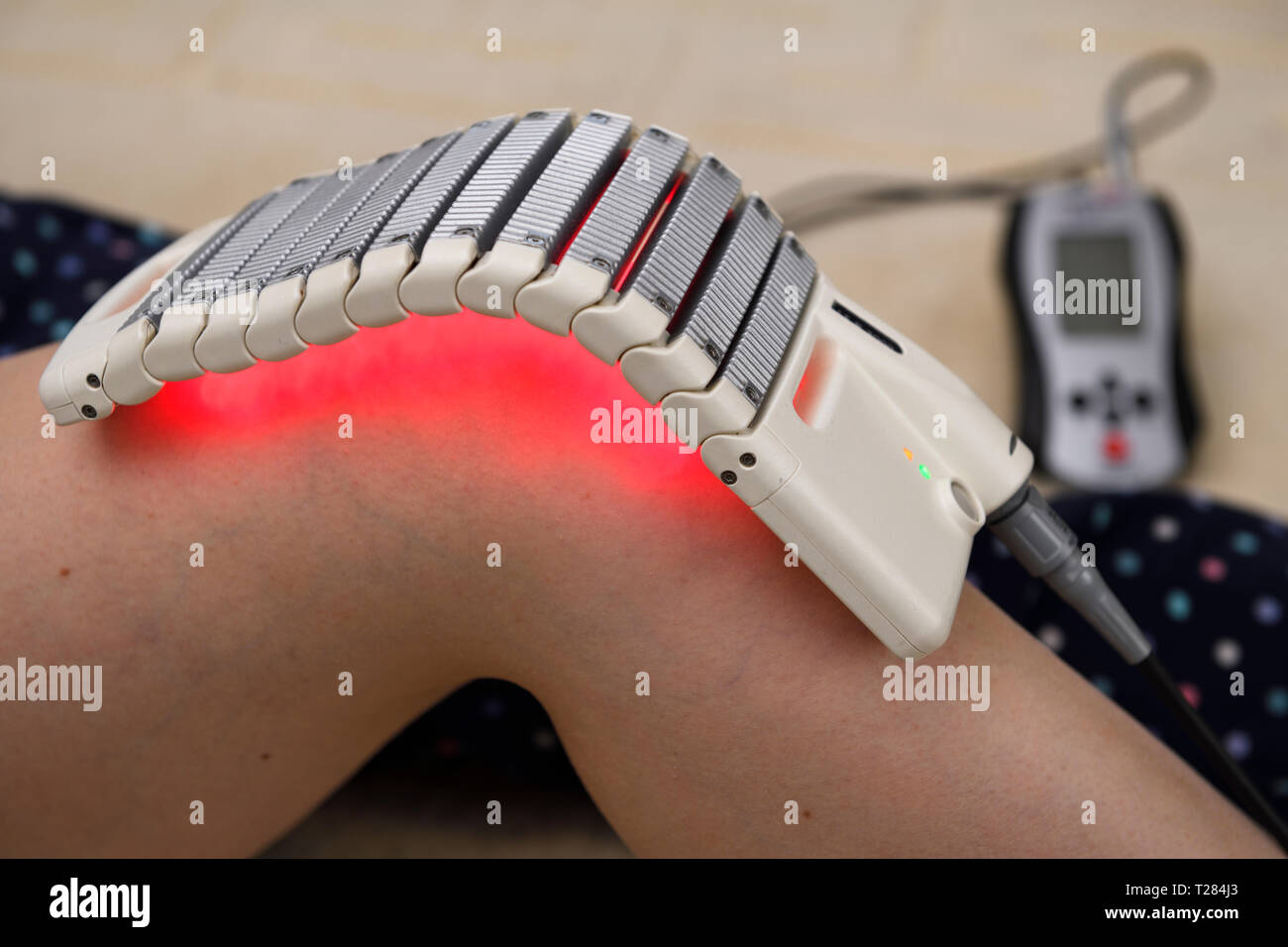 Cold laser LED array pad treatment for knee therapy and healing Stock Photo Alamy
