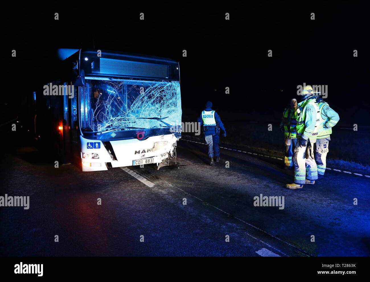 BERG 20161226 Olycka med buss och personbil på Bergsvägen strax norr om Linköping. Foto Jeppe Gustafsson Stock Photo