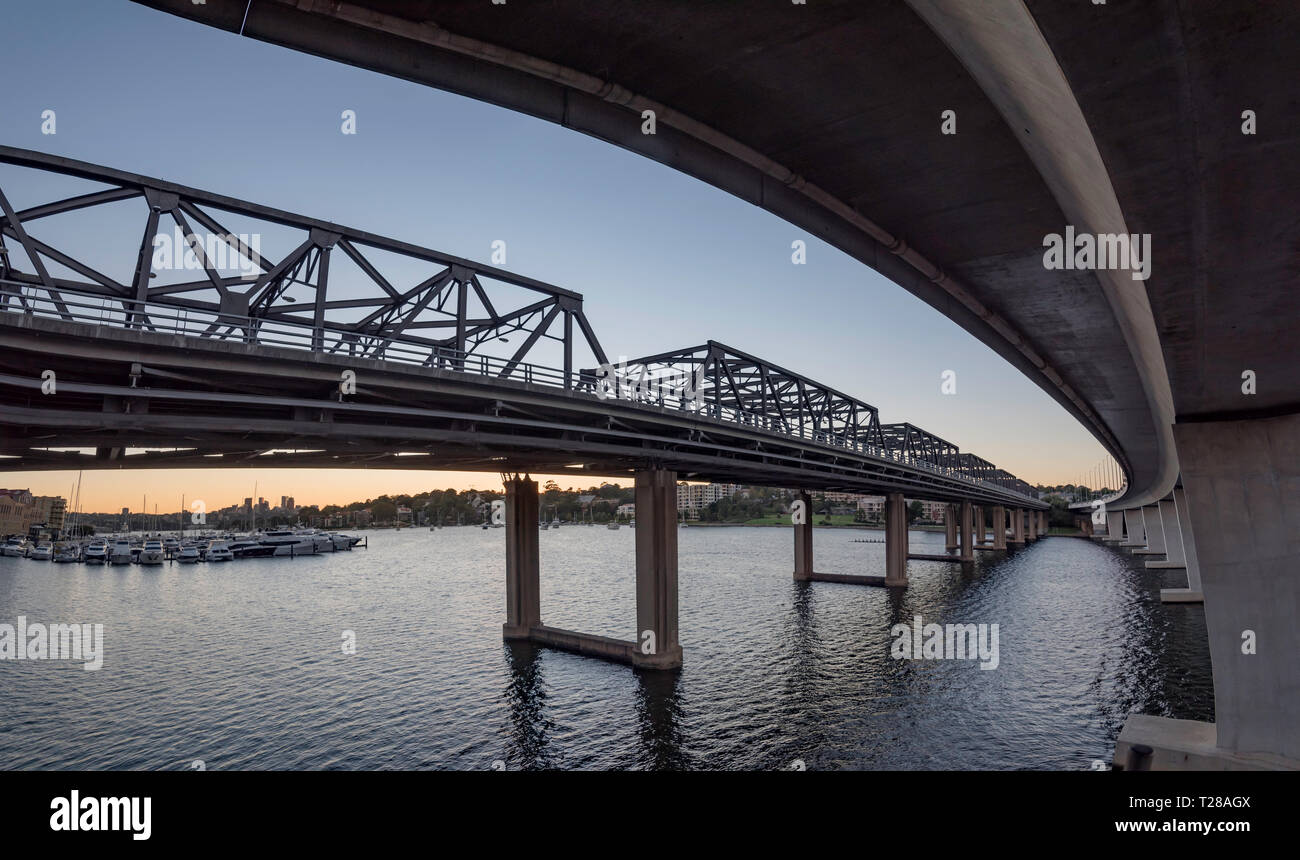 Curved bridge hi-res stock photography and images - Alamy