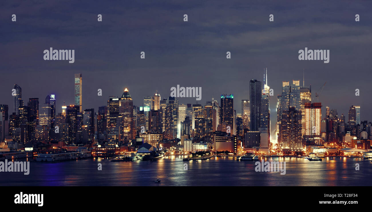 Manhattan midtown skyscrapers and New York City skyline at night ...