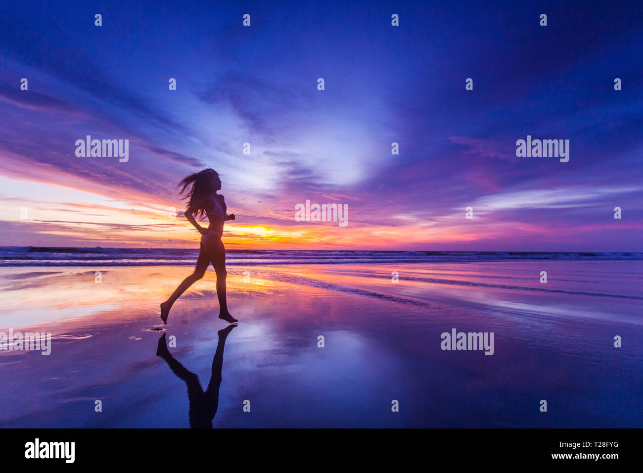 Girl in bikini running hires stock photography and images Alamy