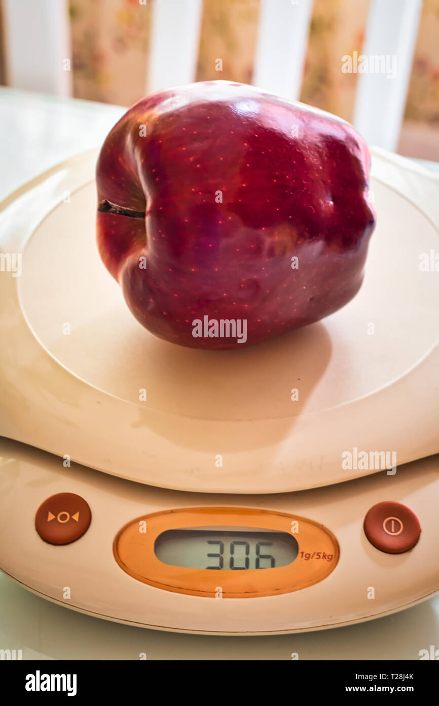 https://c8.alamy.com/comp/T28J4K/an-apple-on-a-kitchen-scale-T28J4K.jpg