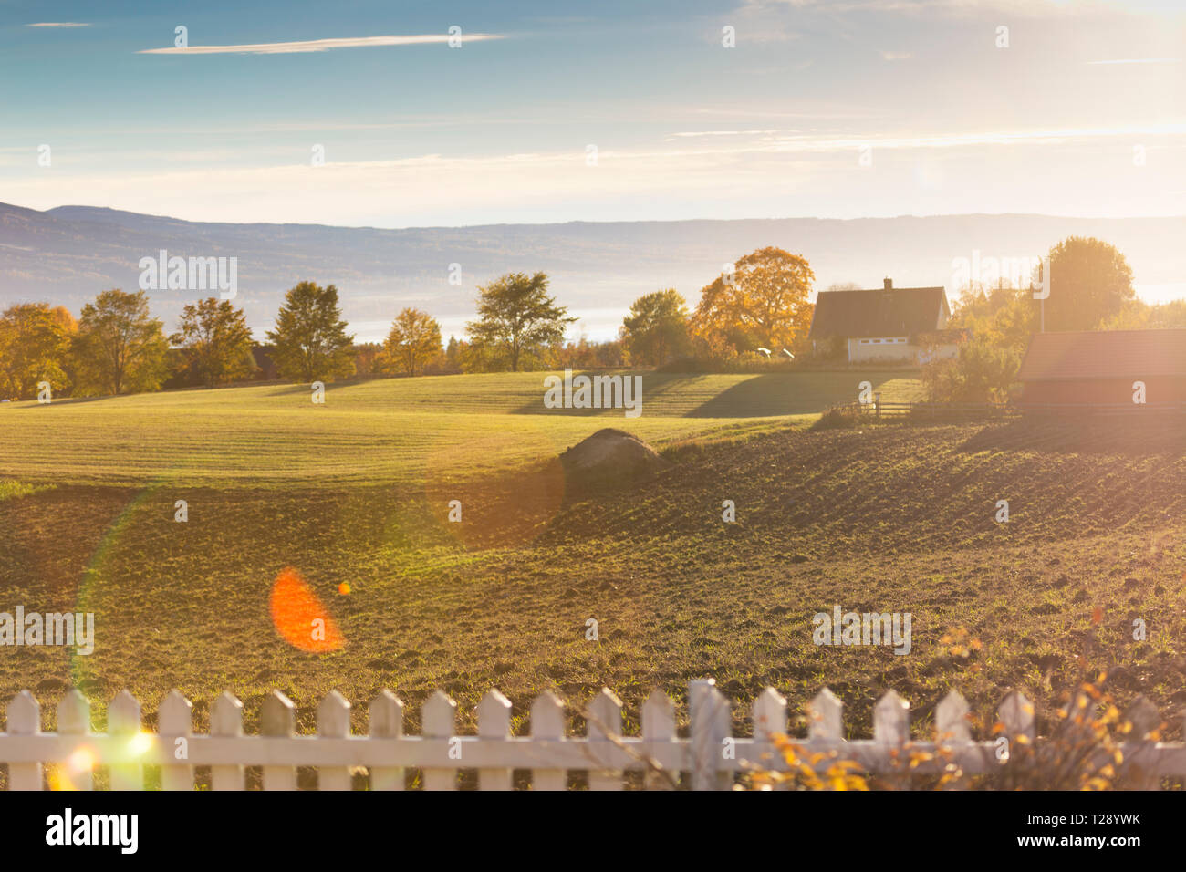 White picket fence house hi-res stock photography and images - Alamy